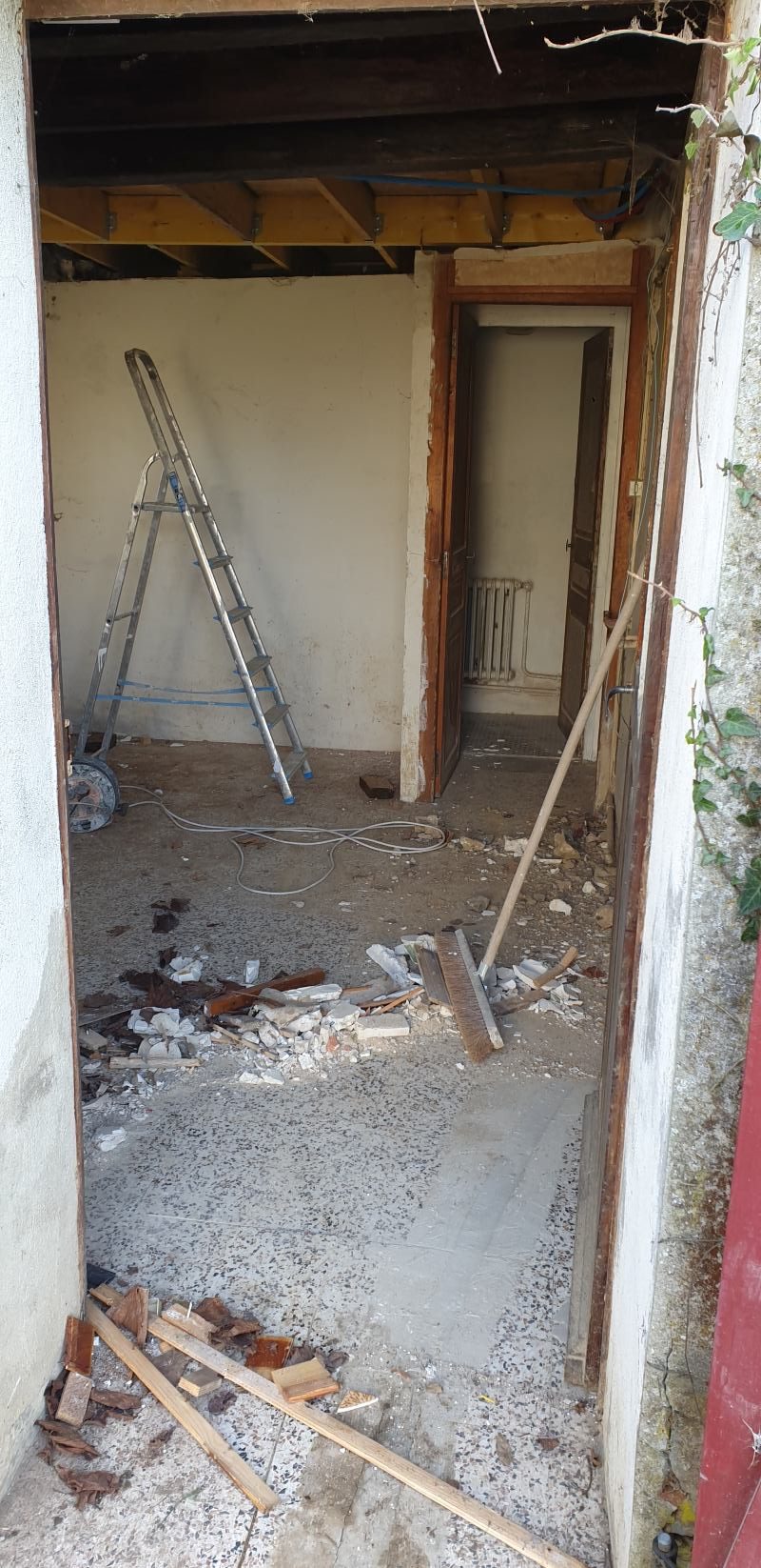 État initial de la cuisine avant rénovation à Rambouillet — murs anciens et espace encombré