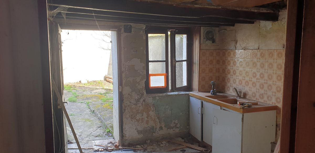 Cuisine avant travaux Rambouillet — cloisonnement existant et porte d'accès à repositionner